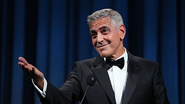 Americk� herec a re�is�r George Clooney p�i dne�n�m zahajovac�m ceremoni�lu ben�tsk�ho filmov�ho festivalu p�evzal Zlat�ho lva za celo�ivotn� d�lo. (2. z��� 2026)