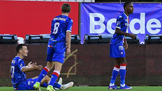 Fotbalisté Artisu Brno se diví neuznanému gólu Dominika Preislera.