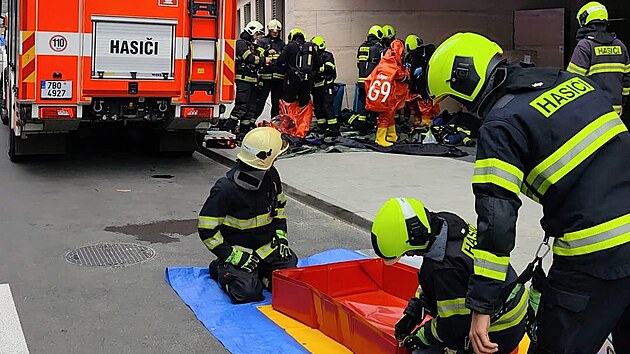 Policist� s s ostatn�mi slo�kami IZS aktu�ln� zasahuj� v ulici Studentsk� v Brn�, kde podle prvotn�ch informac� do�lo v jedn� z budov k �niku zat�m bl�e neur�en� chemick� l�tky. (7. z��� 2026) 