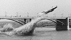 Pr�let stíha�ky Mig-17 pod mostem v Novosibirsku u� pat�í mezi ruské legendy....