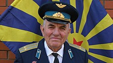 Valentin Privalov s kolá�í, která zobrazuje jeho husarský kousek z �ervna 1965