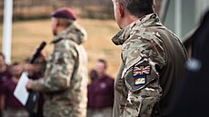 Velká Británie udr�uje na Falklandách vojenskou posádku �ítající asi dva tisíce...