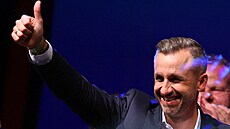 Lídr kandidátky AfD Ulrich Siegmund oslavuje volební vít�zství v...
