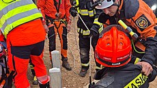 Záchrana seniorky uvázlé ve studni poté, co se dole nadýchala oxidu uhli�itého....
