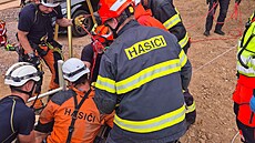 Záchrana seniorky uvázlé ve studni poté, co se dole nadýchala oxidu uhli�itého....