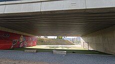 Fotbalové h�i�t� pod Negrelliho viaduktem, v t�sném sousedství nádra�í...
