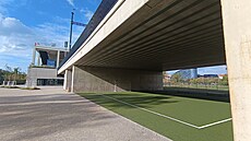 Fotbalové h�i�t� pod Negrelliho viaduktem, v t�sném sousedství nádra�í...