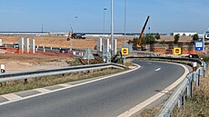 Druhá etapa výstavby k�i�ovatky Aviatická u leti�t� v Praze (zá�í 2026)