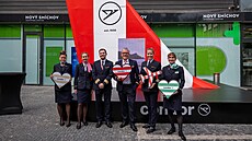 Zam�stnanci aerolinek Condor pózují p�ed vystavenou ocasní sm�rovkou p�ed...