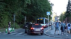 Na kruhovém objezdu poblí� Z� v Újezd� nad Lesy, bylo první �kolní den ru�no.