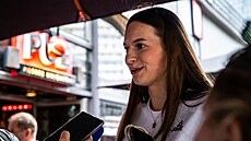 Emma �echová hovo�í s �eskými noviná�i v Berlín�.