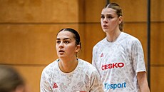 Eli�ka Joklová a Kate�ina Kalná p�ed p�ípravným zápasem s Koreou.