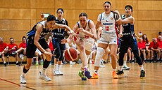 Natálie Koucká bojuje b�hem p�ípravy s Koreou o mí�, p�ihlí�í Monika Fu�íková.