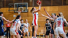 Petra Malíková zakon�uje b�hem p�ípravného zápasu s Koreou.