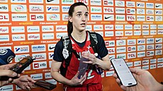 Caitlin Clarková hovo�í s noviná�i po tréninku v Berlín�.