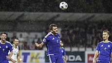 Dominik Fi�er z Prost�jova hlavi�kuje v zápase se Sigmou Olomouc.