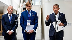 �editel nemocnice Petr Polou�ek, ministr zdravotnictví Adam Vojt�ch a premiér...