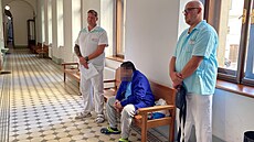 Tomá�e B. p�ivezli k soudu z psychiatrické nemocnice. Narkoman podle ob�aloby...