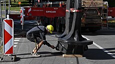 Instalace kotvy poslední �eskoslovenské námo�ní lodi T�inec na nám�stí T. G....