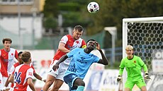 Tomá� Necid ze Slavie B v hlavi�kovém souboji v zápase s Ústím.