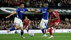 Alexander Isak z Liverpoolu st�ílí gól proti Ipswichi.