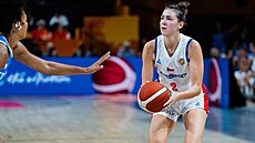 Julie Pospí�ilová se chystá ke st�ele v zápase proti Itálii.