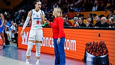 Eli�ka Joklová poslouchá pokyny trenérky Romany Ptá�kové v zápase proti Itálii.