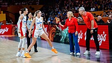 Trenérka Romana Ptá�ková a asistent Petr Treml dávají pokyny v zápase s Itálií....