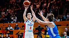 Alena Hanu�ová st�ílí v duelu s Itálií.