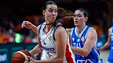 Natálie Stoupalová si kryje mí� v duelu s Itálií.