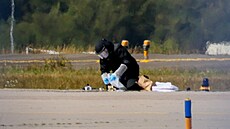 Policista v ochranném obleku zasahuje na leti�ti Lipsko/Halle v N�mecku. (5....