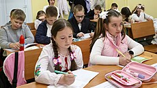 �áci se ú�astní hodiny rozvoje �e�i v nov� otev�ené podzemní �kole v...