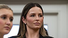 Poradkyn� prezidenta pro komunikaci Margo Martinová v Oválné pracovn� Bílého...