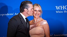 Americký ministr obrany Pete Hegseth s man�elkou Jennifer p�ichází na ve�e�i...