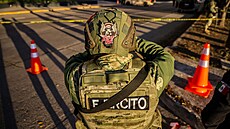 Mexická armáda zaji��uje místo, kde v Culiacánu na�li mrtvého mu�e. (26. ledna...