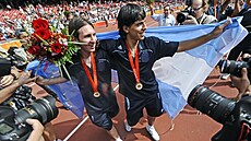 Lionel Messi (vlevo) oslavuje olympijské zlato se spoluhrá�em Sergiem Agüerem.