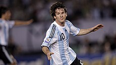 Lionel Messi poprvé s �íslem deset. V kvalifikaci o MS 2010 skóroval proti...
