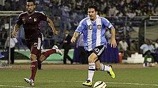 Lionel Messi poprvé s kapitánskou páskou b�hem p�ípravného utkání s Venezuelou...