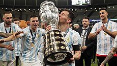 Lionel Messi s trofejí pro vít�ze Copa América.