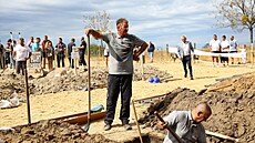 Mezinárodní sout� v kopání hrob� v Ma�arsku chce ve�ejnosti otev�ít téma smrti...