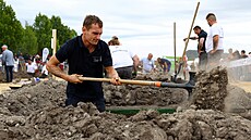 Mezinárodní sout� v kopání hrob� v Ma�arsku chce ve�ejnosti otev�ít téma smrti...