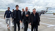 Vyslanec ruského prezidenta Kirill Dmitrijev vítá americké vyjednava�e Witkoffa...