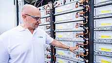 Ivo Apfel ze spole�nosti Tesla Energy Group u bateriového úlo�i�t� ve Velké...