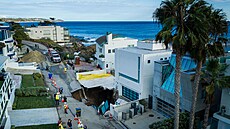 P�ed domem hollywoodského herce Nicolase Cage v Malibu se propadla zem. (9....