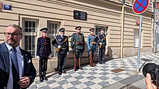 �estná strá� u p�íle�itosti odhalení pam�tní desky na dom� v Kmochov� ulici...