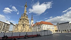 Sloup Nejsv�t�j�í Trojice u� není obklopený le�ením, památku je�t� �ekají...
