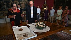Arcibiskup Josef Nuzík p�ebírá vzácný dar. (9. zá�í 2026)