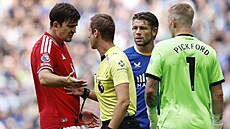 Obránce Manchesteru United Harry Maguire ve p�i s rozhod�ím Brooksem.