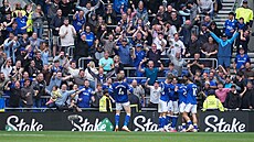 Fotbalisté Evertonu slaví branku do sít� Manchesteru United.