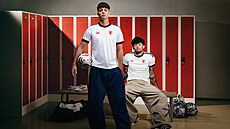 Reprezenta�ní kapitán Ladislav Krej�í a rapper Calin p�edstavují nové venkovní...